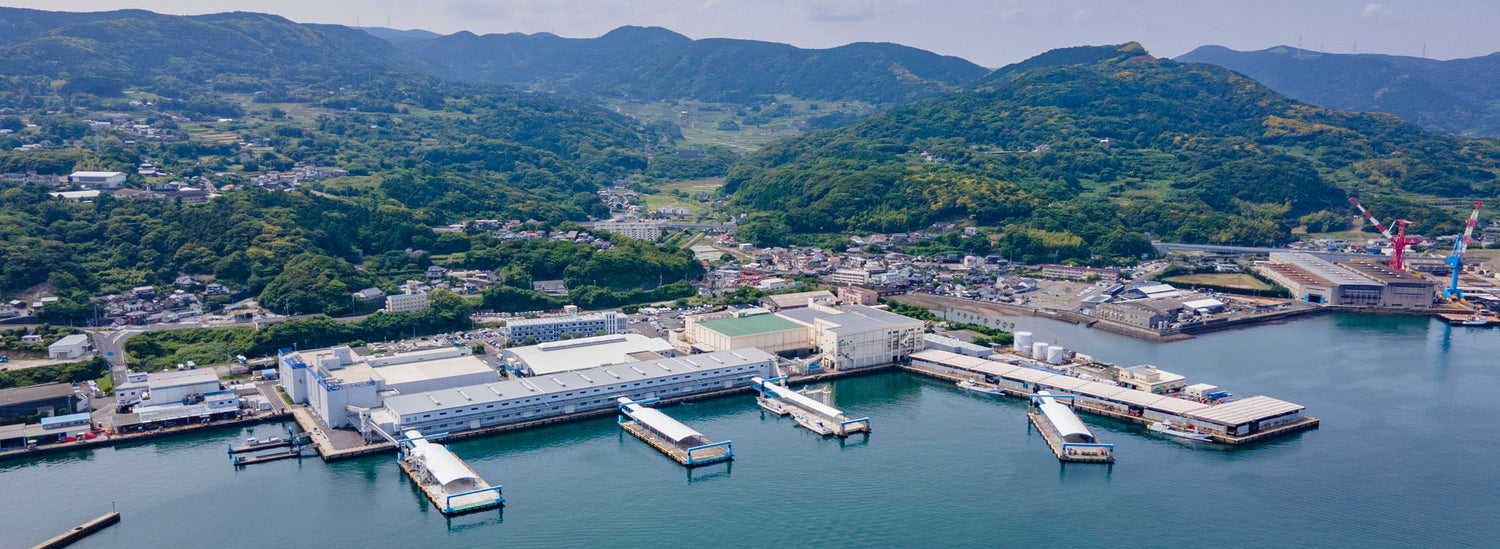 漁業生産量全国2位、漁獲できる魚 種は全国1 位を誇る長崎県。北部の 松浦市にある松浦魚市場は、エンマキ の拠点の一つです。この国内有数の 魚市場では、年間数万トンの水揚げ が行われており、特にアジ・サバなど の「青物」と呼ばれる魚が、多く水揚 げされています。その中でも、アジの 水揚げは日本一を誇っています。 松浦市内には、地元で水揚げされた ばかりの新鮮なアジを使った、アジフ ライを提供するお店が、40店舗以上あ ります。お店によって調理法にこだわ りがあり、味を競っています。